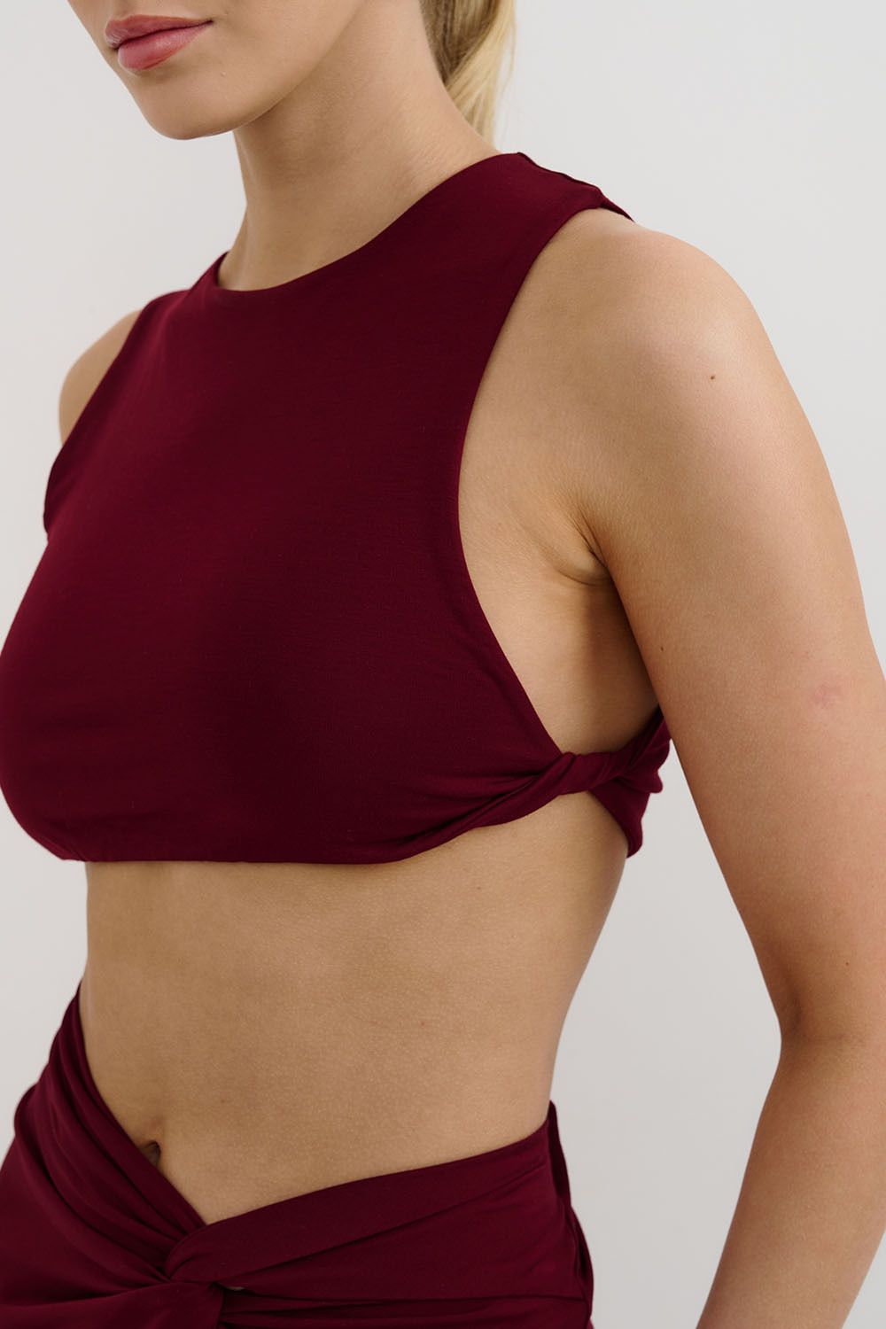 Топ укороченный с перекрутом из вискозы цвета бордо