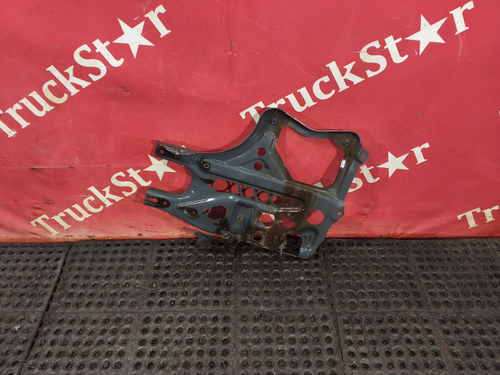 Кронштейн крыла передний левый