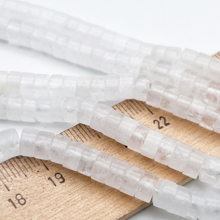 Кварц белый бусины, рондель, размер около 3,3*6 мм, цена за отрезок 9-9,5 см (1/4 нити)