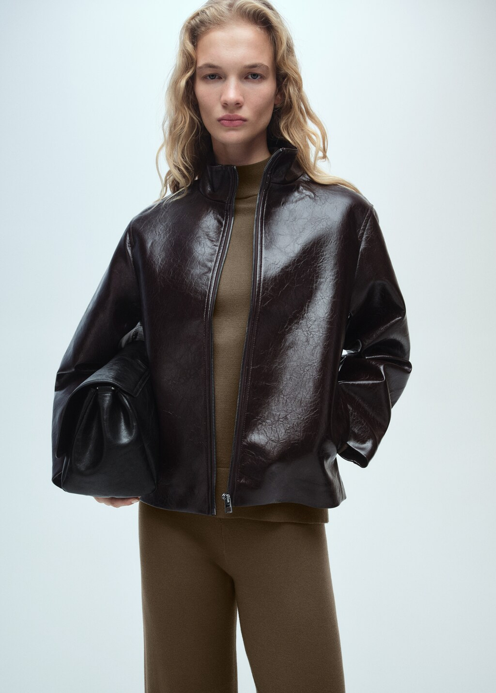 Брюки из тонкого трикотажа с широкими штанинами