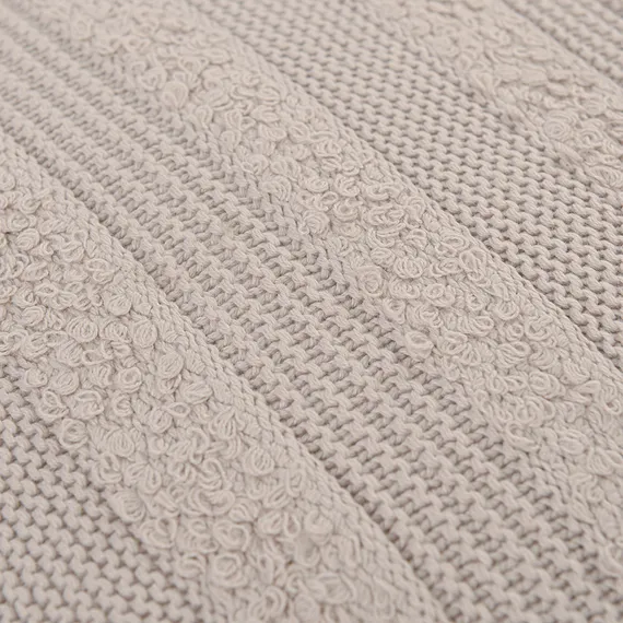 Подушка из хлопка с буклированной вязкой светло-серого цвета из коллекции essential, 50х50 см