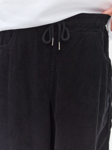 Мужские брюки из черного вельвета VENTIQUE