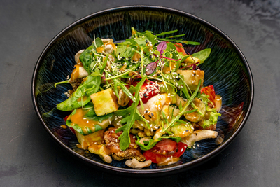 Салат с хрустящим цыпленком, баклажанами и грибами