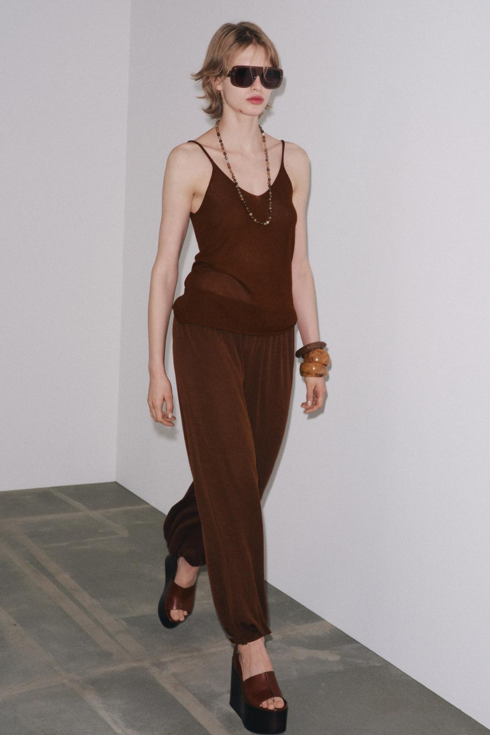 ZARA ТРИКОТАЖНЫЙ ТОП НА БРЕТЕЛЯХ, ШОКОЛАДНЫЙ