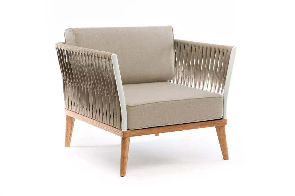 "Касабланка" кресло плетеное из роупа, основание дуб, каркас алюминий светло-серый (RAL7035) муар, роуп серо-коричневый 23мм, ткань бежевая 052