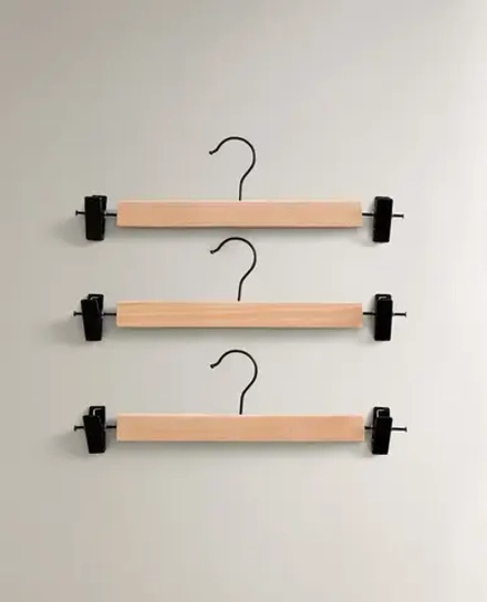 ZARA HOME ЛАКИРОВАННАЯ ДЕРЕВЯННАЯ ВЕШАЛКА С ЗАЖИМОМ (НАБОР ИЗ 3 ШТ.), СВЕТЛО-БЕЖЕВЫЙ
