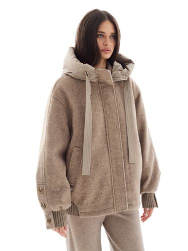 Бежевая куртка с вязаными вставками