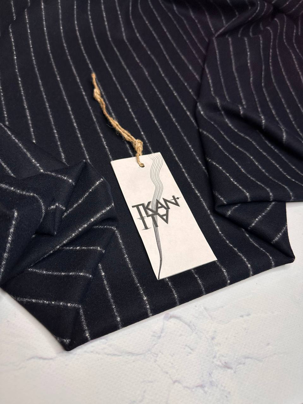 Плательно-костюмная смесовая фланель (Marzotto, 37%шерсть/25%пэ/25%вискоза/12%полиамид/1%эластан, Темно-синий фон/вертикальная белая полоска, 142, 232 гр/м2)