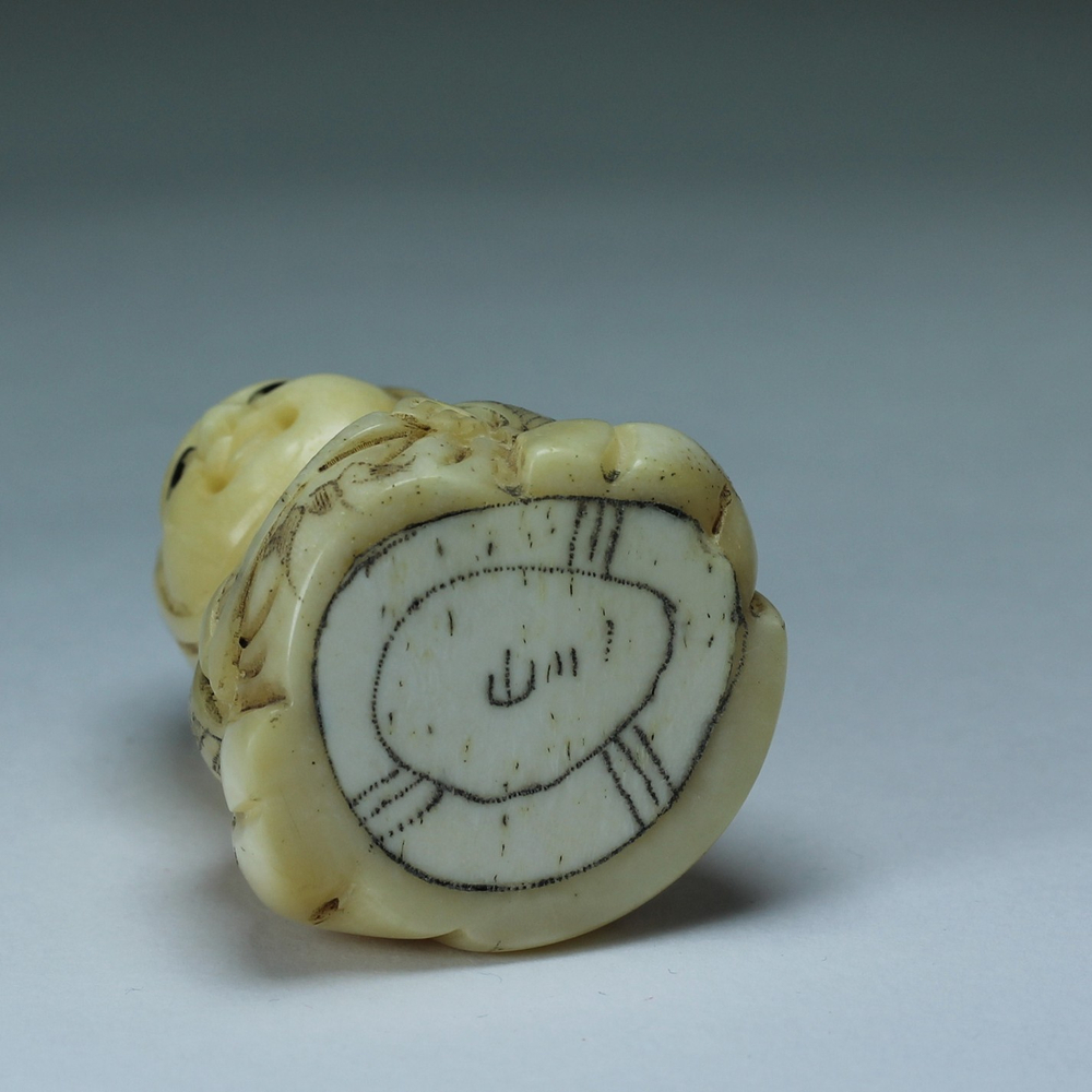 Нэцкэ Девочка с рыбой