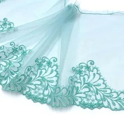 Вышивка на сетке ментол 20 см (левая)