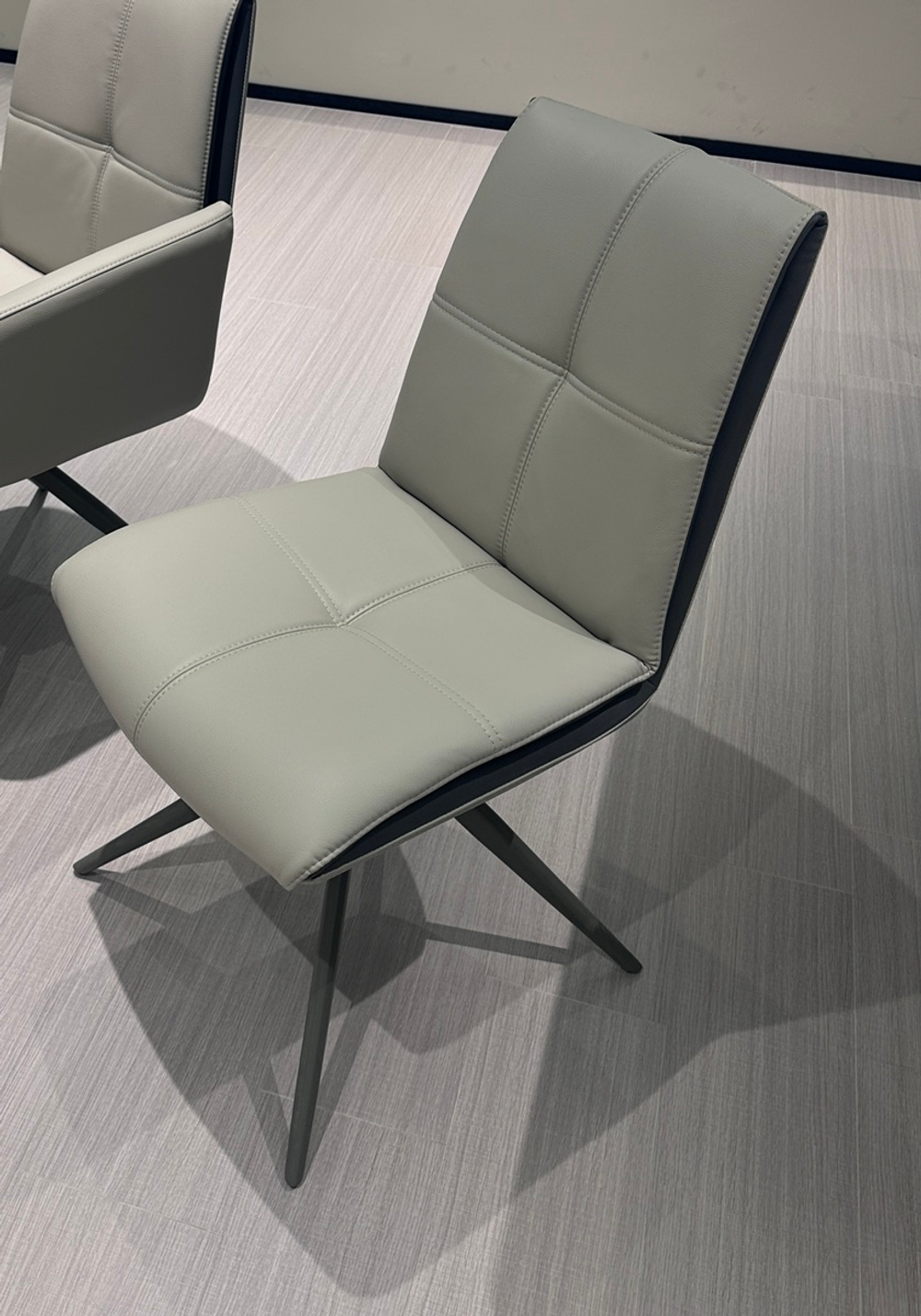 Стул М-City DISAUR Вигге (Vigge) поворотный на поворотный на 360 градусов, Hf017-11, Hf017-12 Бежевый, Экокожа, Черный каркас