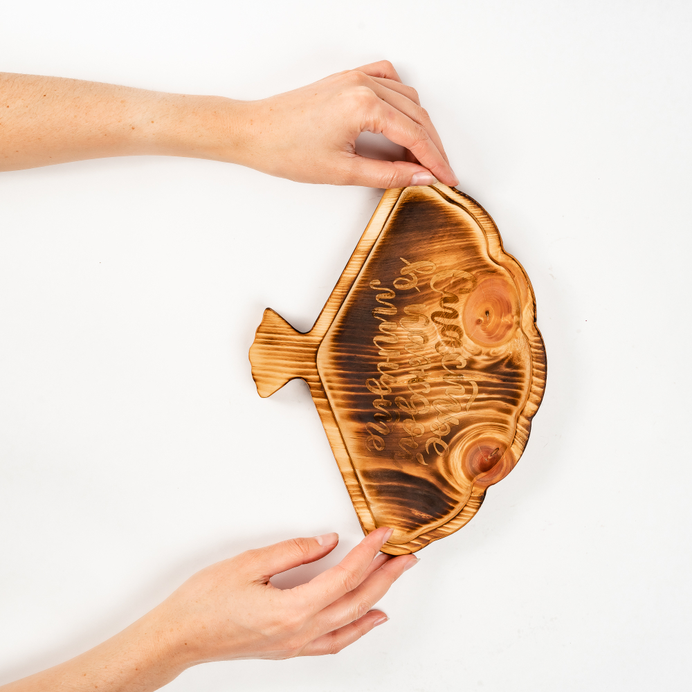 Менажница деревянная из сибирского кедра для подачи блюд и закусок с гравировкой "СЧАСТЬЕ В КАЖДОЙ МИНУТЕ". MG133