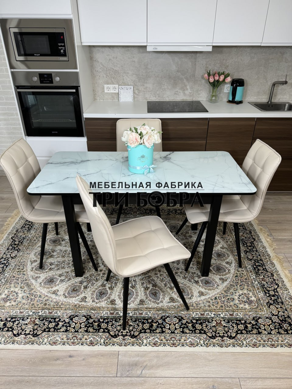 Стеклянный раздвижной стол "Итальянский мрамор" и стулья "ГУЧИ" ваниль