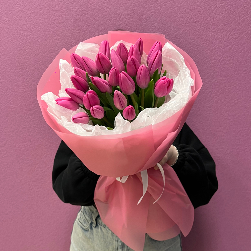 Букет свежих розовых тюльпанов