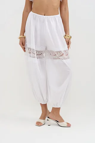 Брюки алладины из жатого хлопка белого цвета с кружевом