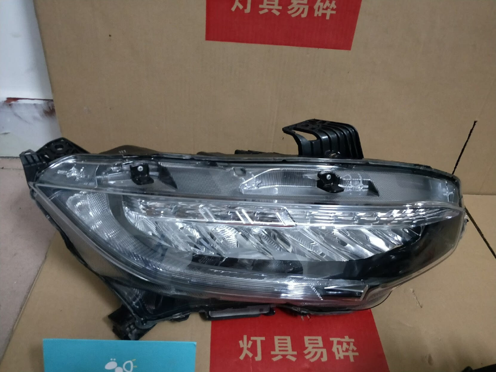 Оригинальная светодиодная фара (LED) на Honda Civic 10