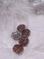 Пуговицы серебристые с красными (оранжевыми) цирконами