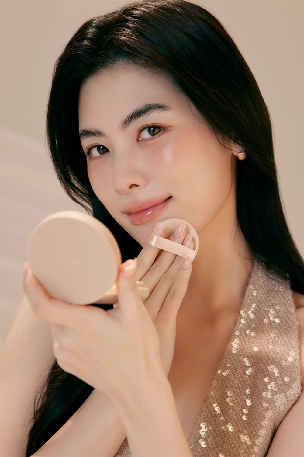 thim Luminous Skin Cushion - Долговременная основа в губке для сияния и увлажнения оттенок 23 Natural Beige, 15 g