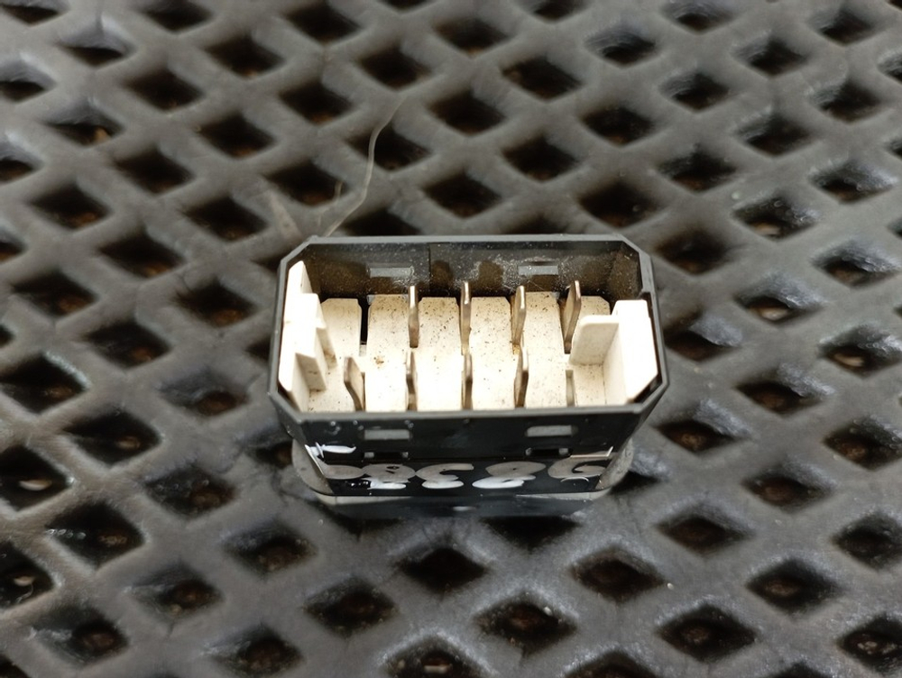 Кнопка люка