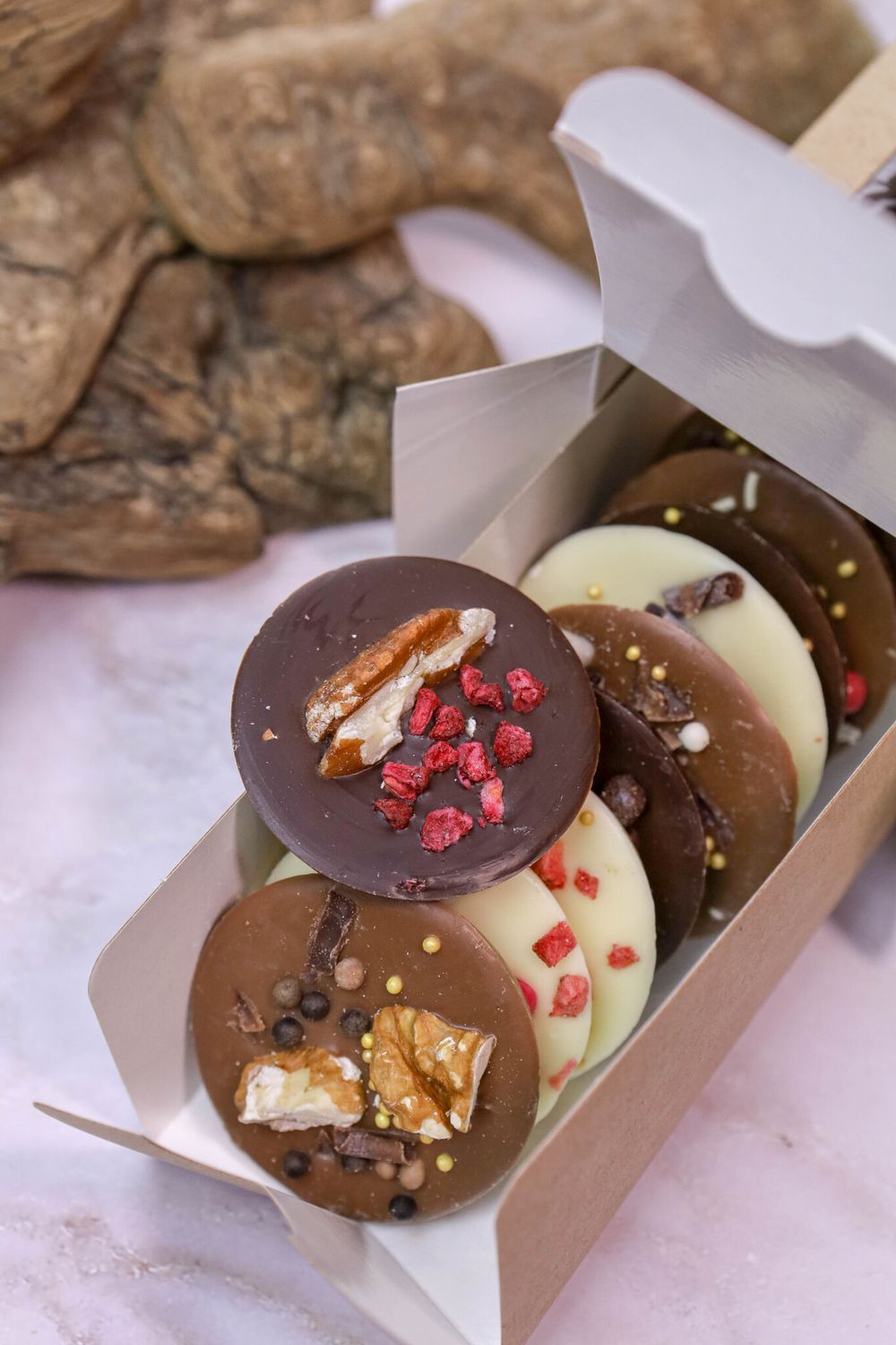 Круглые медианты с орехами, ягодами и посыпками