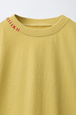 ZARA ФУТБОЛКА С ВЫШИВКОЙ «ПТИЧКА», ГОРЧИЧНЫЙ