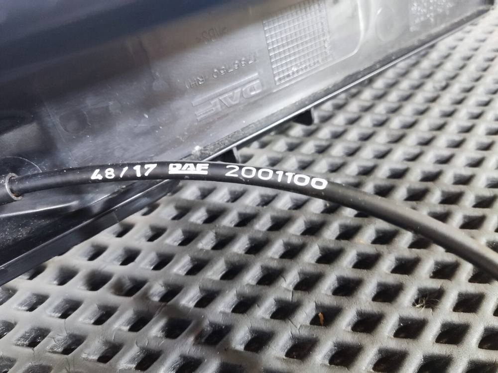 Накладка ручки бардачка правая 2018г.