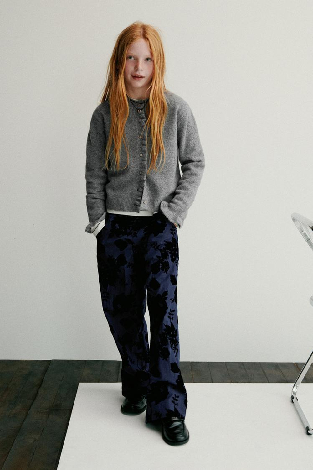 ZARA БРЮКИ ПРЯМОГО КРОЯ С РЕЛЬЕФНЫМ ЦВЕТОЧНЫМ ПРИНТОМ, СИНИЙ