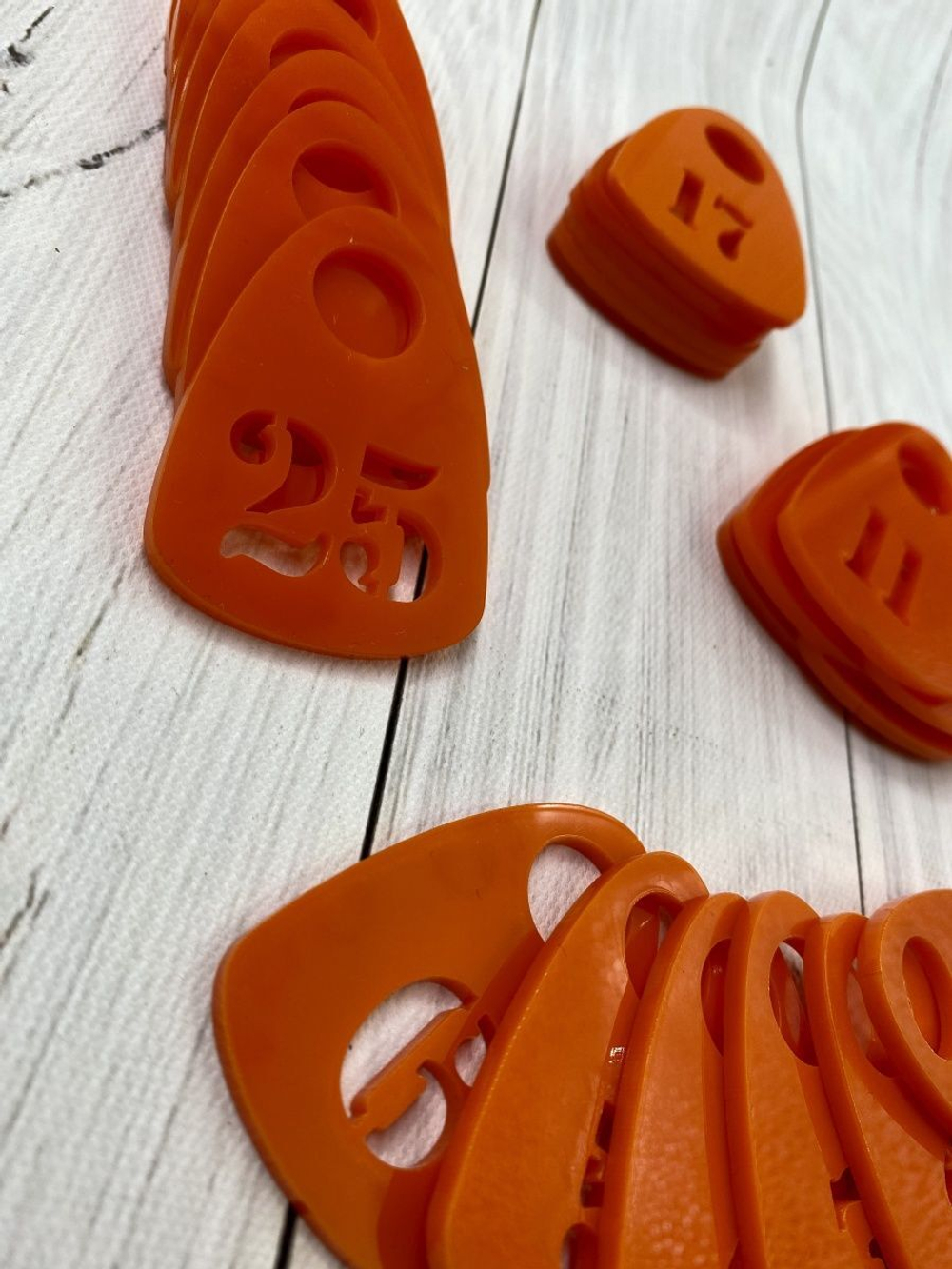 Номерки для гардероба прорезные акрил