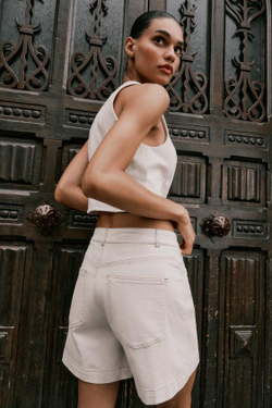 ZARA ДЖИНСОВЫЕ ШОРТЫ-БЕРМУДЫ Z1975 MOM FIT, ЭКРЮ
