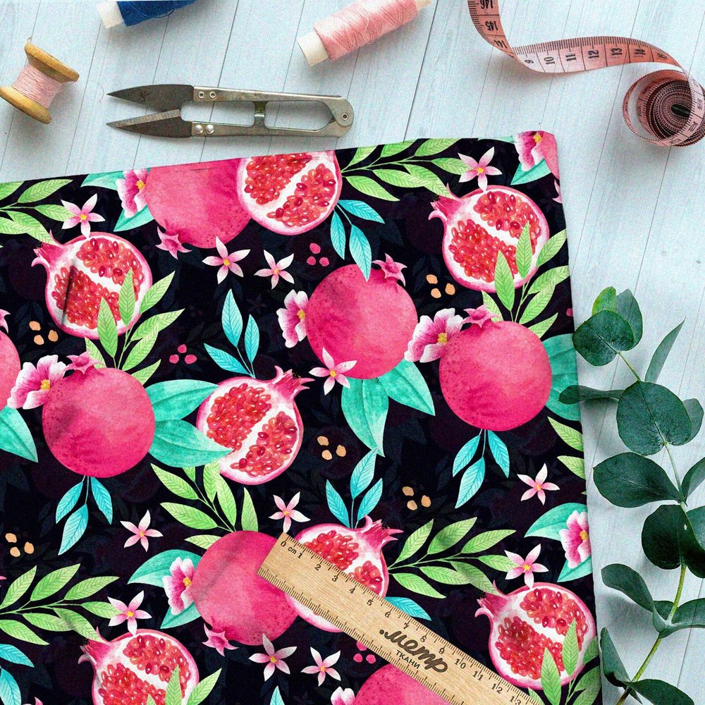 Ткань ниагара розовые гранаты на чёрном фоне