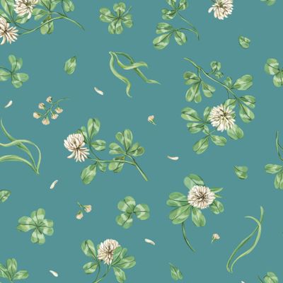 Луговой клевер на изумрудном фоне