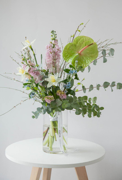 Интерьерный букет из первоцветов и антуриума