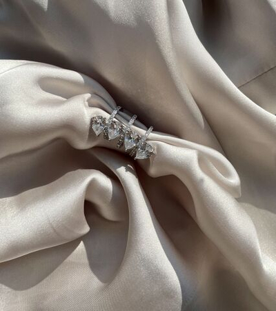 примечательный кафф с камнями