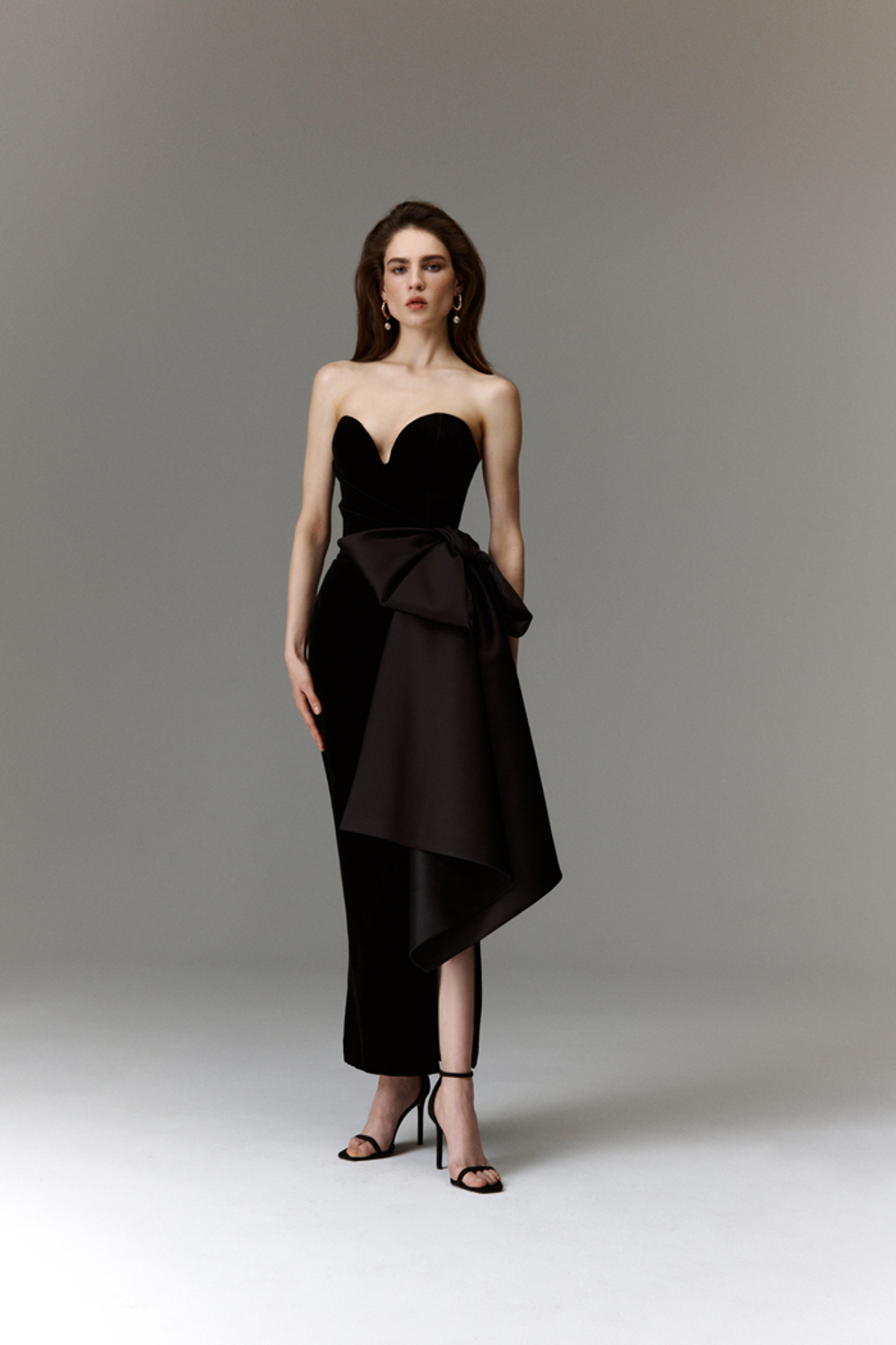 Платье миди корсетное драпированное из бархата с бантом