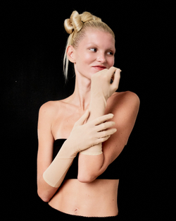 Перчатки из коричневой сетки до локтя