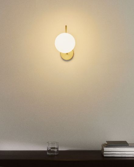 Настенный светильник Brisia из металла в латунной отделке с плафоном Ø15 см