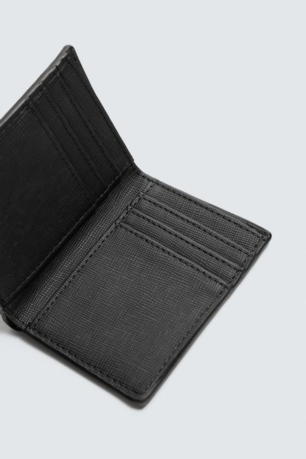 ZARA КОШЕЛЕК ДЛЯ КАРТОЧЕК С РЕЛЬЕФНЫМ УЗОРОМ В ВЕРТИКАЛЬНУЮ ПОЛОСКУ, ЧЕРНЫЙ