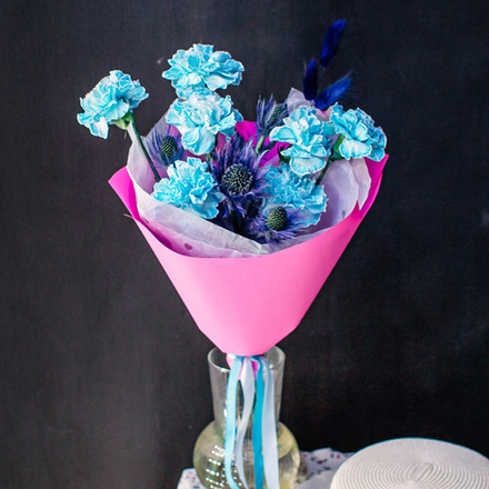 16. Оригинальный букет с эрингиумом и диантусами