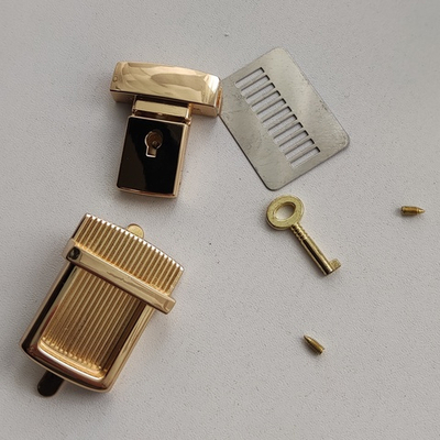 Замок-защелка портфельный на винтах 33*45 Золото