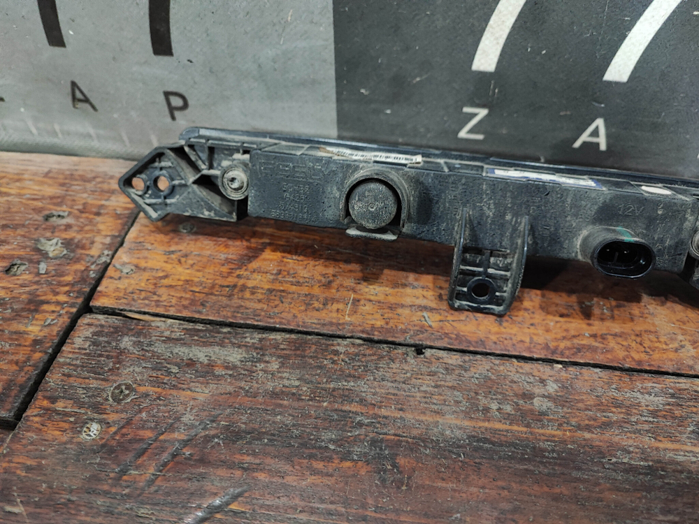 ПТФ задний центральный Geely Boyue Cool 23-нв Б/У Оригинал 8893818614