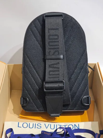 Сумка-слинг Louis Vuitton Pilot черный