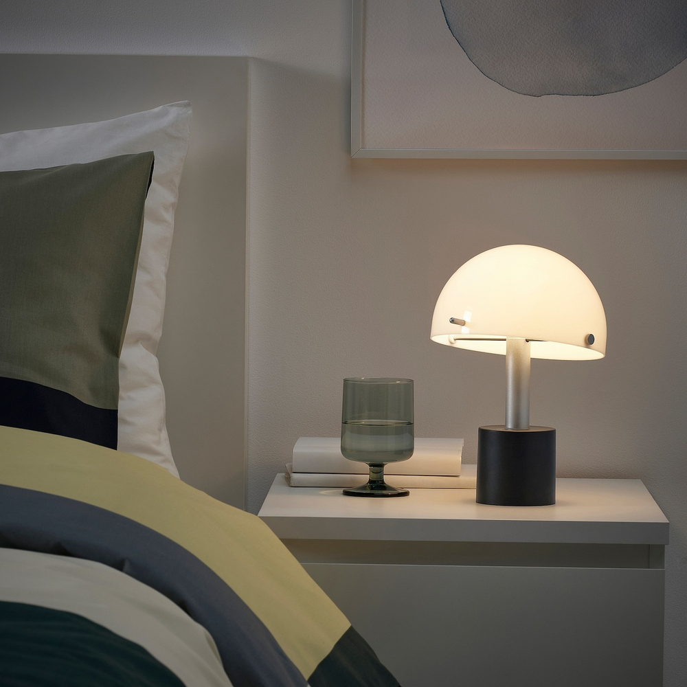 IKEA NÖDMAST  (ИКЕА НÖДМАСТ)  -  Светодиодная лампа на батарейках, белая/черная, 26 см