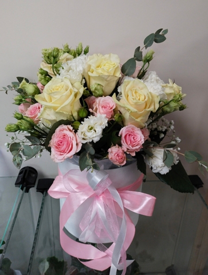 Коробочка роз с эустомой и гипсофилой