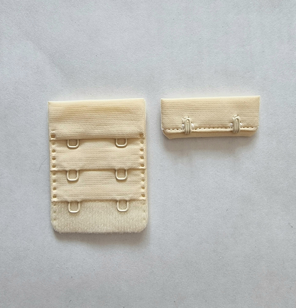Застёжка тканевая песочно-бежевая на 2 крючка 3,8*5 см
