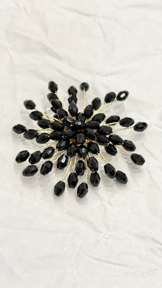 Брошь цветок с зажимом из черных кристаллов