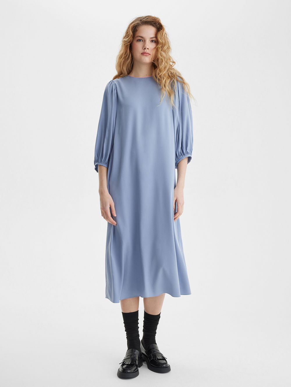 Платье с пышными рукавами жемчужного цвета