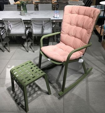 Лаунж кресло Folio зеленое пластиковое с розовой подушкой Nardi Италия