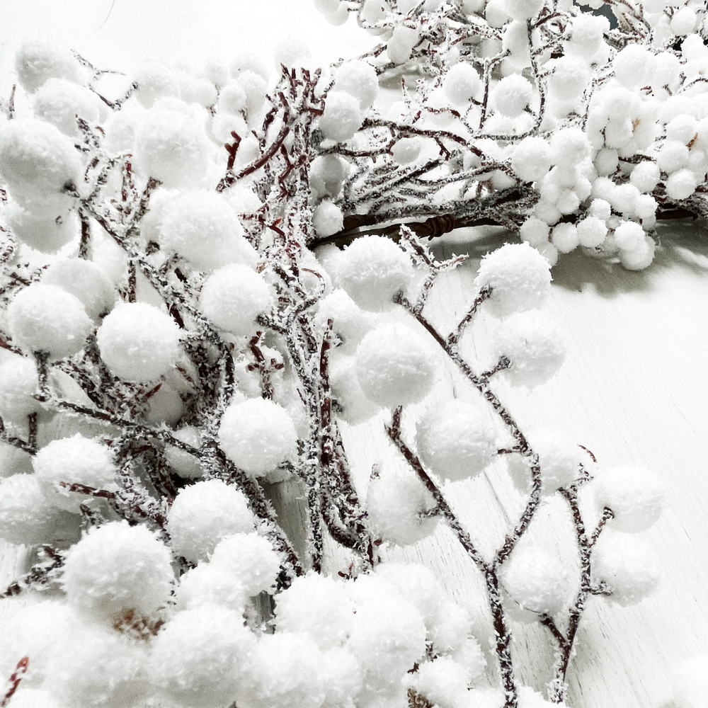 Гирлянда из белых ягод 270см ChristmasDeLuxe заснеженная