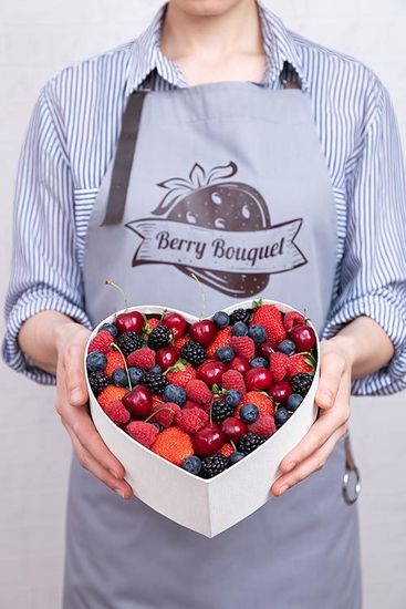 Сердце со свежими ягодами Летний микс