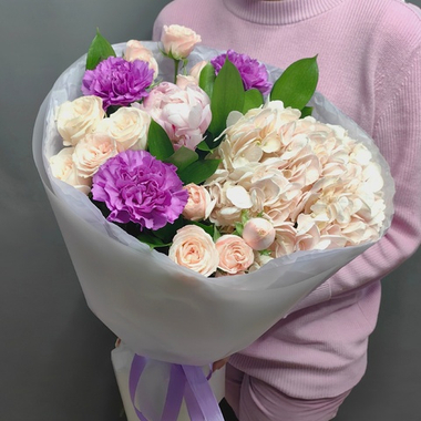 Букет с гортензией и пионом